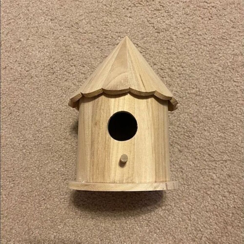 NWT Unpainted wooden cone‎ shaped birdhouse